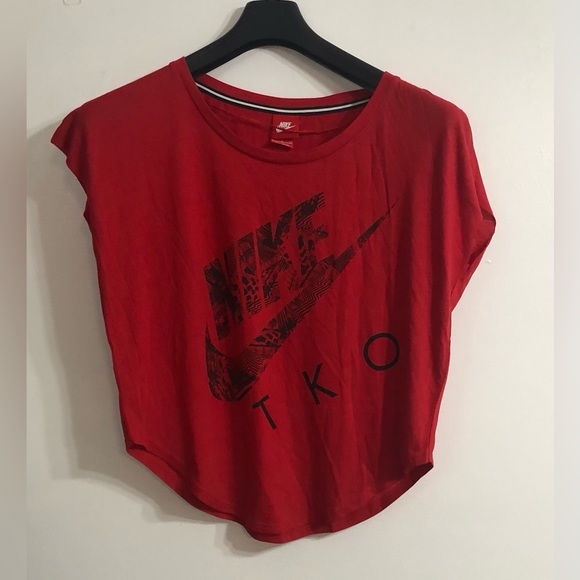 Nike women’s top Nike TKO graphic pull over short sleeves red. S/P - Picture 1 of 3